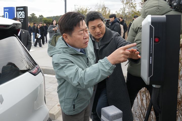 [제주뉴시스] 오영훈 제주지사가 20일 오전 쏘카터미널 제주를 찾아 V2G 시범사업 현장을 점검하고 있다. (사진=제주도 제공) 2026.01.20. photo@newsis.com *재판매 및 DB 금지