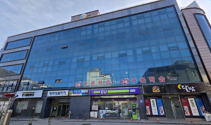 태백시 황지동 황지연못 인근에 위치한 영플라자 상가 전경. 이 상가건물 4층에 150평 규모의 병원급 치과가 오는 4월 초 개원할 예정이다.(사진=뉴시스) *재판매 및 DB 금지