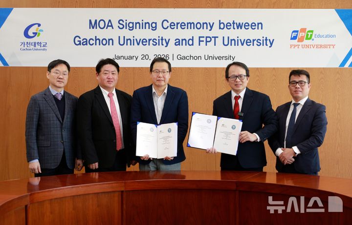 [성남=뉴시스]가천대와 베트남 FPT대학이 반도체센터 설립을 위한 협정을 체결했다(사진=가천대 제공)2026.01.20.photo@newsis.com
