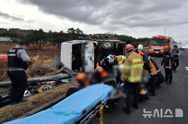 [제주=뉴시스] 20일 오전 제주시 애월읍 평화로애서 화물차 전도 사고가 발생해 소방당국이 탑승자 구조에 나서고 있다. (사진=제주소방안전본부 제공) 2026.01.20. photo@newsis.com