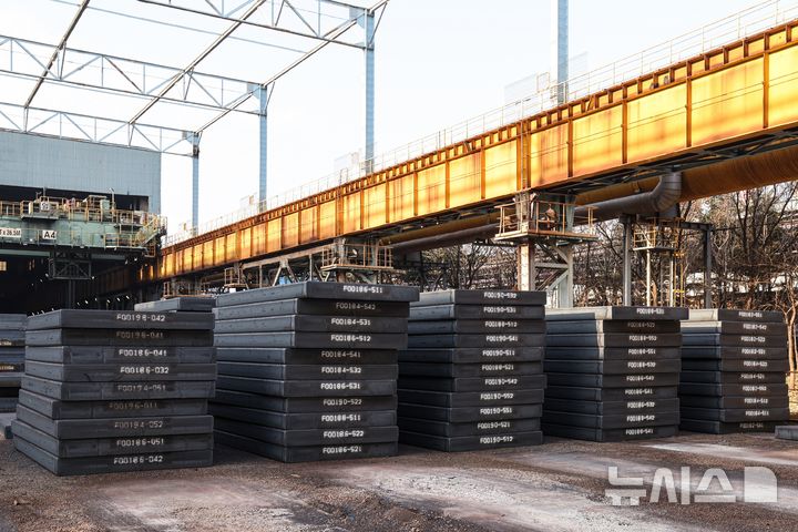 [포항=뉴시스] 안병철 기자 = 포항제철소 야드에 적치된 슬라브 모습.(사진=포스코 제공) 2026.01.20. photo@newsis.com