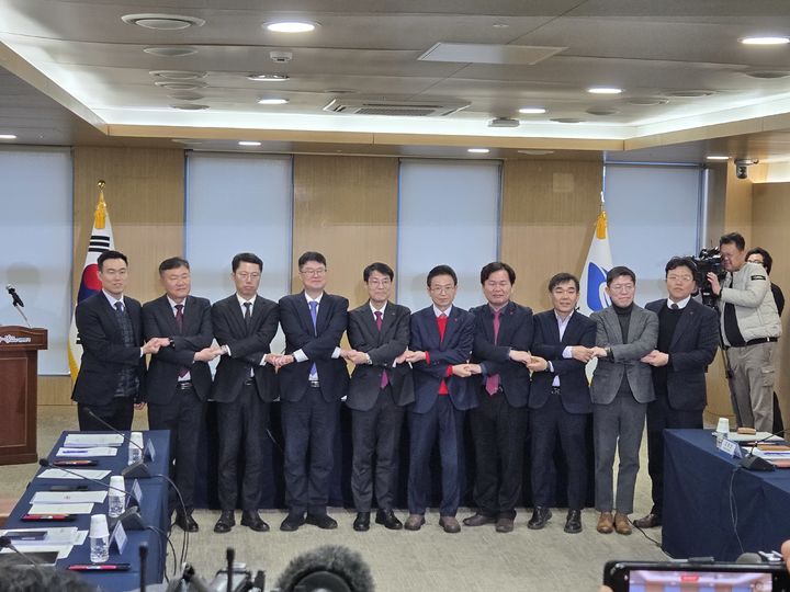 [안동=뉴시스] 대구시와 경북도 관계자들이 20일 경북도청에서 만나 행정통합 논의를 하기 전 기념사진을 찍고 있다. 2026.01.19. spring@newsis.com *재판매 및 DB 금지