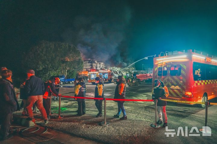 [제주=뉴시스] 제주동부소방서 김녕의용소방대원 20여명이 지난 14일 오후 제주시 구좌읍 골프장 차고지 화재 현장에 가장 먼저 도착해 안전관리 및 통제선 설치 등 소방활동 지원에 나서고 있다. (사진=제주동부소방서 제공) 2026.01.20. photo@newsis.com