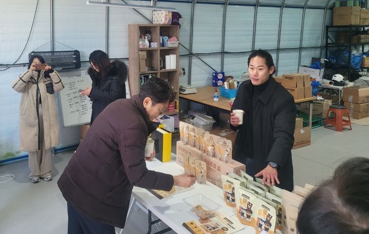 [김제=뉴시스] 박순연 농림축산식품부 기획조정실장은 20일 오후 전북 김제시 봉남면에 위치한 청년농 농업법인 ‘긍정농부차씨’를 방문해 청년농들과 간담회를 갖고, 청년농 농지 공급 추진 상황을 점검했다. (사진 = 농식품부 제공) 2026.01.20. *재판매 및 DB 금지