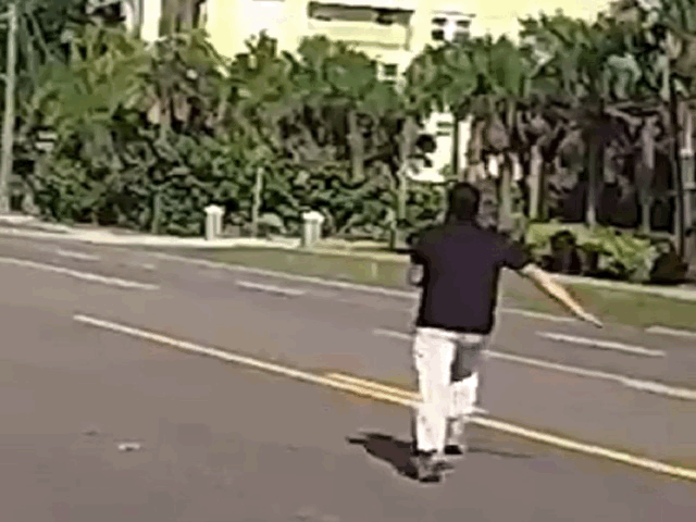 플로리다에서 보호자 없이 번화한 도로로 걸어 나온 두 명의 유아를 한 시민이 직접 교통을 멈춰 세우며 구조하는 아찔한 장면이 영상으로 공개됐다.2026.01.20. (사진= X 캡처) *재판매 및 DB 금지