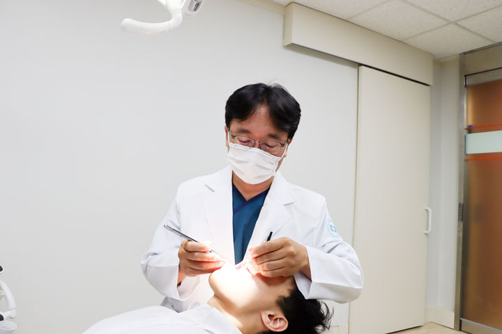 [서울=뉴시스] 20일 치과계에 따르면 치아에 작은 금이 생기거나 치아가 깨지는 것을 '치아 파절'이라고 한다. (사진=세란병원 제공) 2026.01.20. photo@newsis.com *재판매 및 DB 금지