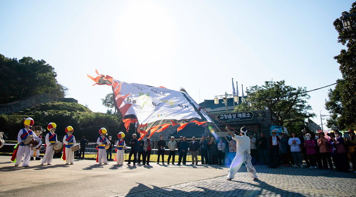 [고창=뉴시스] 고창읍성 앞에서 고창농악전수관과 아트컴퍼니 고풍이 공동 연출한 고창농악 거리극 '노상놀이야' 공연이 펼쳐지고 있다. *재판매 및 DB 금지