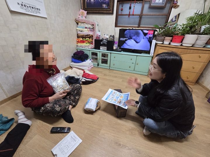 [거창=뉴시스] 거창군 재가치매환자 한파대비 안전한 겨울나기 (사진=거창군 제공) 2026. 01. 20. photo@newsis.com *재판매 및 DB 금지