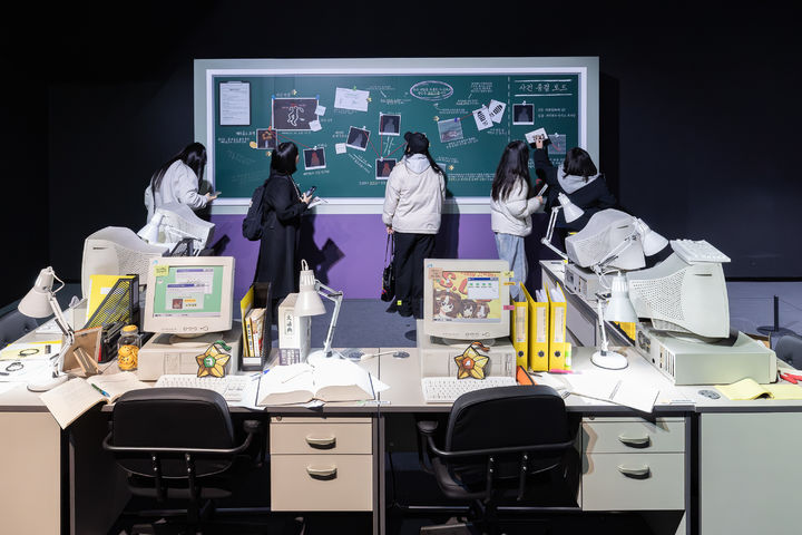 관람객이 미수반 일원이 돼 미스터리 사건이 발생한 저택을 탐색하고 있다. (사진=롯데월드) *재판매 및 DB 금지