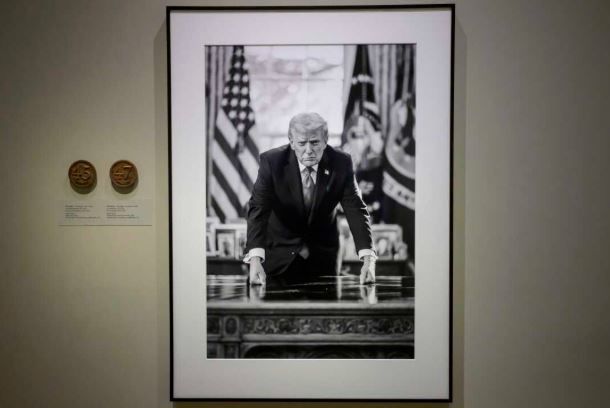 불편한 이력 삭제?…트럼프 새 초상화엔 탄핵소추 기록 빠져