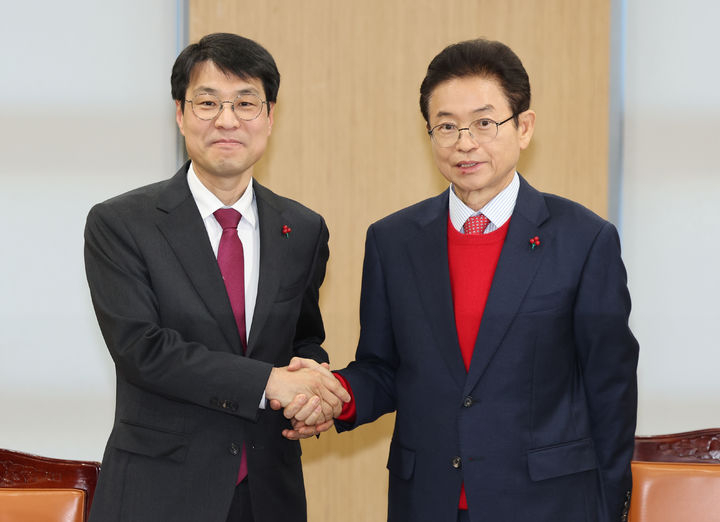 [안동=뉴시스] 김정기 대구시장 권한대행(왼쪽)과 이철우 경북지사가 시도 행정통합 논의를 위해 20일 경북도청에서 만나 인사하고 있다. (사진=경북도 제공) 2026.01.20. photo@newsis.com *재판매 및 DB 금지