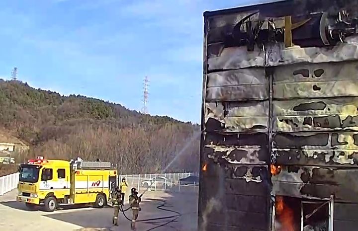 구미 농업용 차량 제조공장서 불…3시간 만에 진화