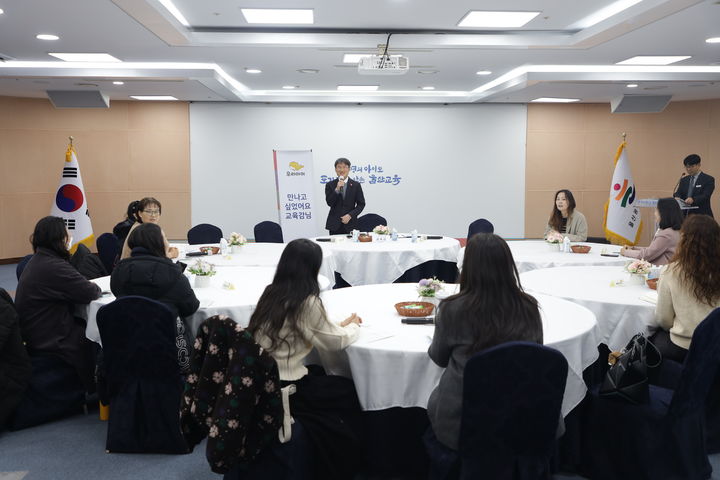 [울산=뉴시스] 천창수 울산교육감이 20일 집현실에서 '시민과 만나는 교육감' 행사에 참석한 예비 초1 학부모들과 의견을 나누고 있다. (사진=울산시교육청 제공) 2026.01.20. photo@newsis.com *재판매 및 DB 금지