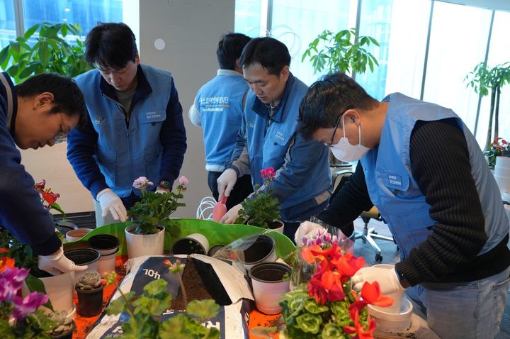 포스코이앤씨 친환경 화분 독거어르신 지원 활동. (사진=인천사회복지공동모금회 제공) *재판매 및 DB 금지