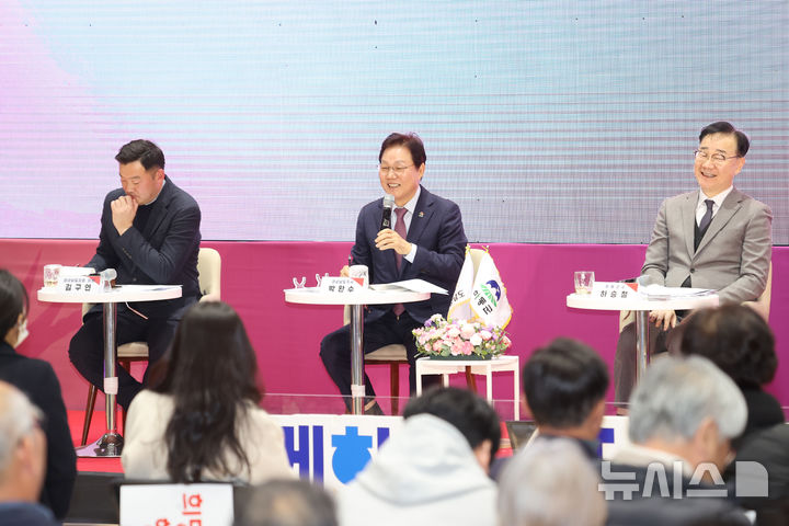 [하동=뉴시스]박완수(가운데) 경남도지사가 20일 오후 하동군 반다비체육관에서 올해 첫 '도민 상생토크'에 참석해 군민들의 건의사항에 대해 답변하고 있다.(사진=경남도 제공) 2026.01.20. photo@newsis.com