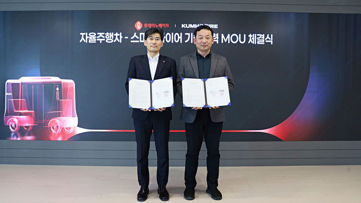 [서울=뉴시스] 롯데이노베이트가 금호타이어와 함께 20일 서울 금천구 롯데이노베이트 본사에서 자율주행차 및 스마트타이어 적용 실증을 통한 상호 기술 개선 업무협약을 체결했다. 롯데이노베이트 모빌리티부문 윤태은 상무(왼쪽)과 금호타이어 상품개발3부문 송강종 상무가 협약 기념 사진을 찍고 있다. (사진=롯데이노베이트 제공) *재판매 및 DB 금지