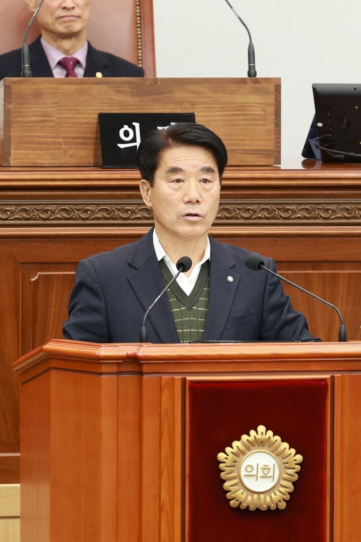 [창원=뉴시스] 강경국 기자 = 이천수 경남 창원시의원이 20일 열린 제149회 임시회 제1차 본회의에서 양식어가 폐업지원 제도화 촉구 건의안을 대표 발의하고 있다. (사진=창원시의회 제공). 2026.01.20. photo@newsis.com *재판매 및 DB 금지