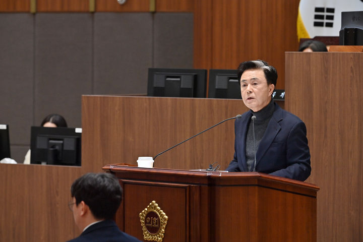 [홍성=뉴시스] 김태흠 충남지사, 도의회 본회의 발언 모습. *재판매 및 DB 금지