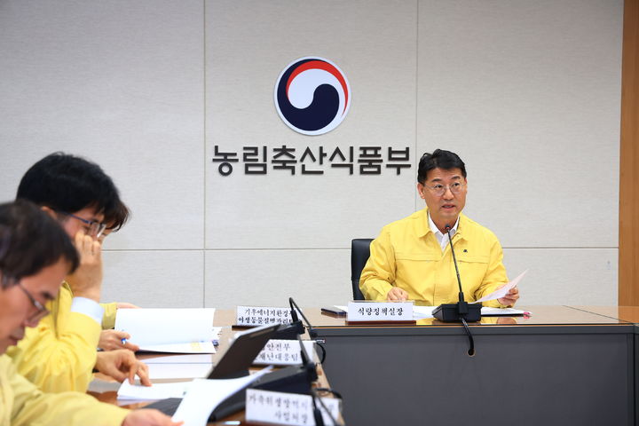 [세종=뉴시스] 고병원성 AI 중앙사고수습본부(중수본)는 20일 박정훈 식량정책실장 주재로 관계기관·지방정부 등이 참여하는 중수본 회의를 열고 전남 곡성군 육종오리 사육 농장에 발생한 고병원 AI 상황에 대한 방역 대책을 논의했다고 밝혔다. (사진=농식품부 제공) 2026.01.20. photo@newsis.com *재판매 및 DB 금지