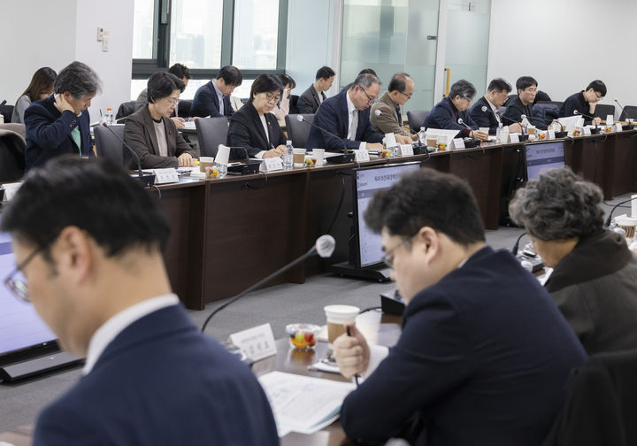 [서울=뉴시스] 정은경 보건복지부 장관이 20일 오후 서울 서초구 국제전자센터에서 제4차 보건의료정책심의위원회(보정심) 회의를 개최하는 모습 (사진=보건복지부 제공) 2026.01.20. photo@newsis.com *재판매 및 DB 금지