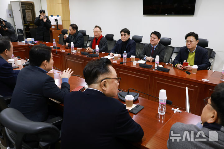[서울=뉴시스] 고승민 기자 = 국민의힘 이성권 등 '대안과 미래' 모임 의원들이 20일 서울 여의도 국회 의원회관에서 열린 '대안과 미래' 정기 모임에서 대화를 나누고 있다. 2026.01.20. kkssmm99@newsis.com