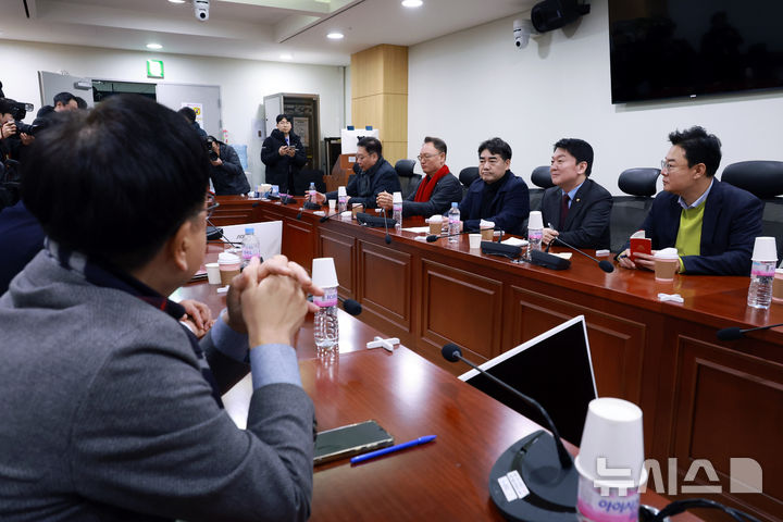 [서울=뉴시스] 고승민 기자 = 국민의힘 이성권 등 '대안과 미래' 모임 의원들이 지난 20일 서울 여의도 국회 의원회관에서 열린 '대안과 미래' 정기 모임에서 대화를 나누고 있다. 2026.01.20. kkssmm99@newsis.com
