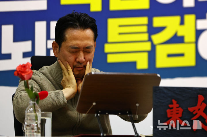 [서울=뉴시스] 김명년 기자 = 통일교·공천헌금 '쌍특검'을 요구하며 엿새째 단식농성중인 장동혁 국민의힘 대표가 20일 오전 서울 여의도 국회 로텐더홀에서 농성을 이어가고 있다. 2026.01.20. kmn@newsis.com