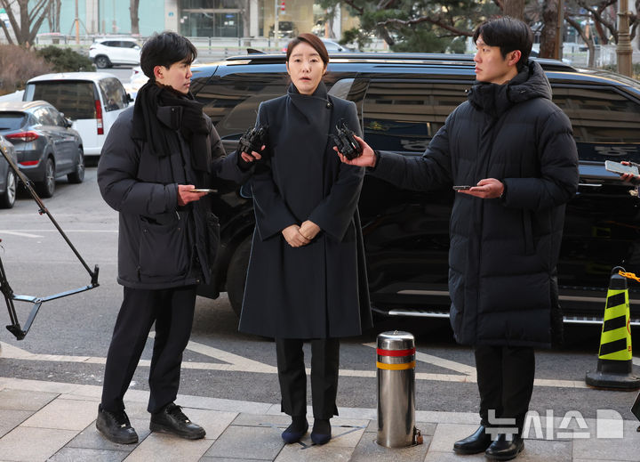 [서울=뉴시스] 배훈식 기자 = 공천헌금 1억원 수수 의혹을 받고 있는 강선우 무소속 의원이 20일 오전 서울 마포구 서울경찰청 공공범죄수사대에 피의자 신분으로 출석하며 취재진의 질문에 답하고 있다. 2026.01.20. dahora83@newsis.com