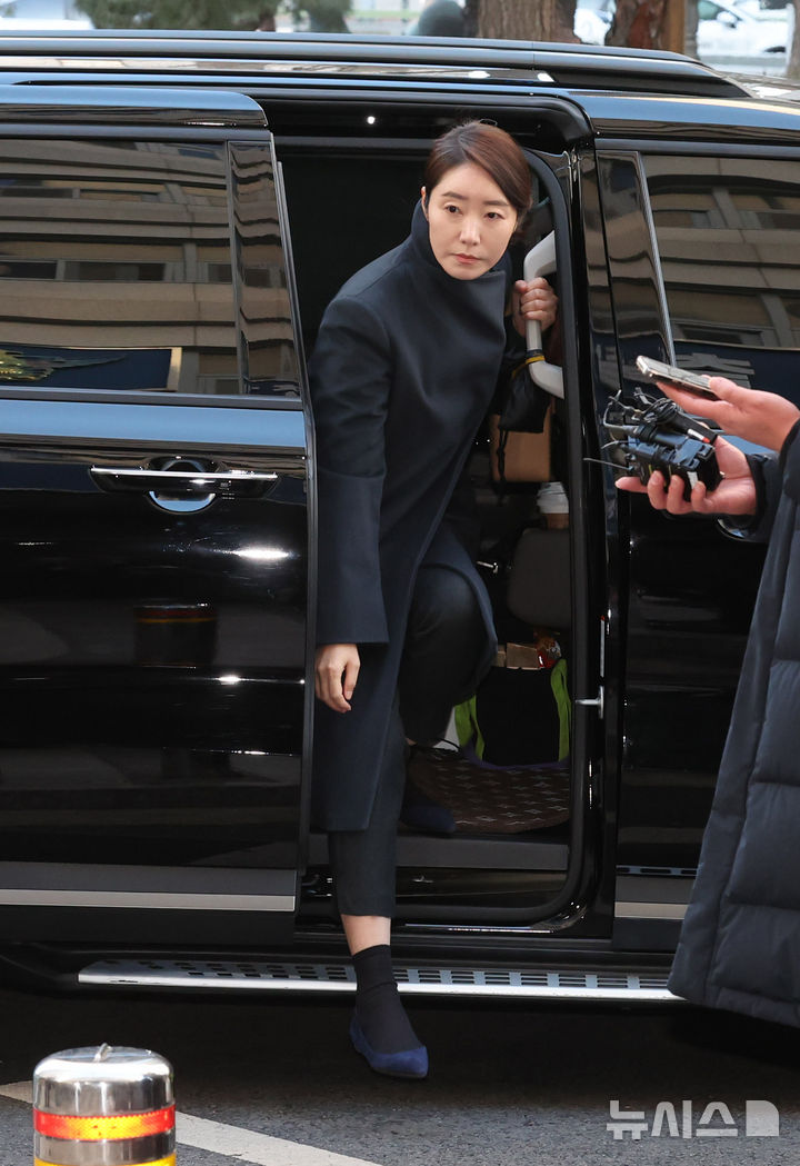 [서울=뉴시스] 배훈식 기자 = 공천헌금 1억원 수수 의혹을 받고 있는 강선우 무소속 의원이 20일 오전 서울 마포구 서울경찰청 공공범죄수사대에 피의자 신분으로 출석하고 있다. 2026.01.20. dahora83@newsis.com