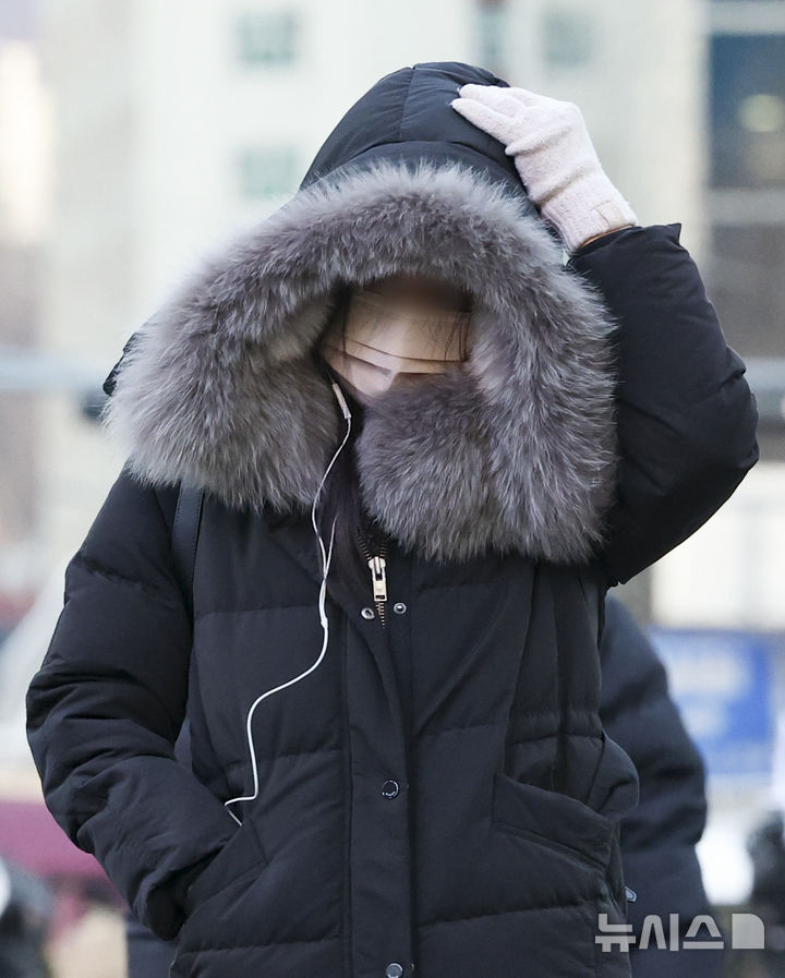 [서울=뉴시스] 김근수 기자 = 24절기 중 마지막 절기 대한(大寒)인 20일 서울 광화문 세종대로에서 한 시민이 추위를 피하기 위해 모자를 고쳐쓰고 있다. 2026.01.20. ks@newsis.com