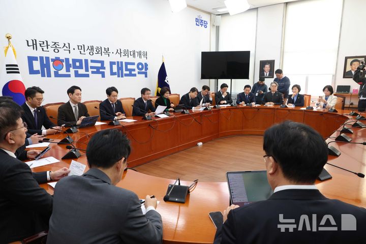 [서울=뉴시스] 조성봉 기자 = 한병도 더불어민주당 원내대표가 20일 오전 서울 여의도 국회에서 열린 원내대책회의에서 발언을 하고 있다. 2026.01.20. suncho21@newsis.com