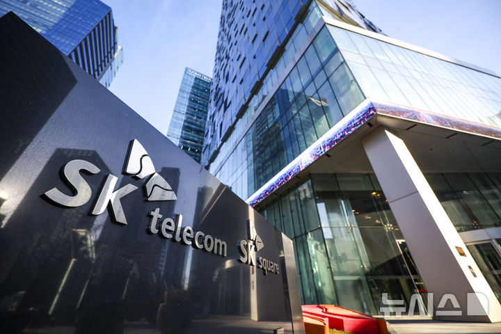 [서울=뉴시스] 정병혁 기자 = 유심정보 유출 사고로 개인정보보호위원회 출범 이래 역대 최대 규모의 과징금을 부과받은 SK텔레콤이 결국 법원 판단을 받기로 했다. SK텔레콤은 서울행정법원에 개보위를 상대로 과징금 취소 소송을 위한 소장을 접수했다. SK텔레콤 관계자는 "개보위의 과징금 처분에 대해 법원의 면밀한 판단을 받아보고자 한다"고 설명했다. 앞서 개보위는 지난해 8월 SK텔레콤의 안전조치 의무 위반과 유출 통지 지연을 이유로 과징금 1347억9100만원과 과태료 960만원을 부과했다. 사진은 20일 서울 중구 SK텔레콤 본사. 2026.01.20. jhope@newsis.com