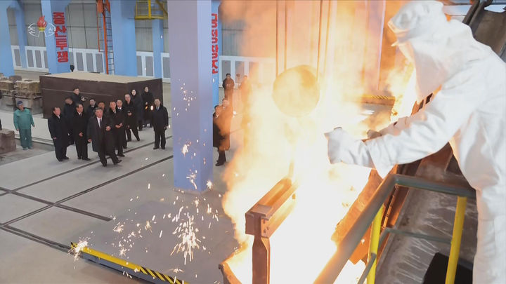 [서울=뉴시스] 북한 조선중앙TV는 김정은 국무위원장이 19일 함경남도 용성기계연합기업소에서 열린 '용성기계연합기업소 1단계 개건현대화대상 준공식'에 참석했다고 20일 보도했다. 이곳은 북한에서 '어머니 공장'으로 불리는 산업설비 생산공장이다. (사진=조선중앙TV 캡처) 2026.01.20. photo@newsis.com *재판매 및 DB 금지