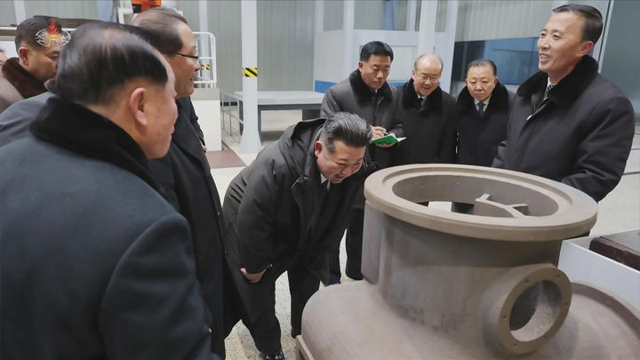 [서울=뉴시스] 북한 조선중앙TV는 김정은 국무위원장이 19일 함경남도 용성기계연합기업소에서 열린 '용성기계연합기업소 1단계 개건현대화대상 준공식'에 참석했다고 20일 보도했다. 이곳은 북한에서 '어머니 공장'으로 불리는 산업설비 생산공장이다. (사진=조선중앙TV 캡처) 2026.01.20. photo@newsis.com *재판매 및 DB 금지