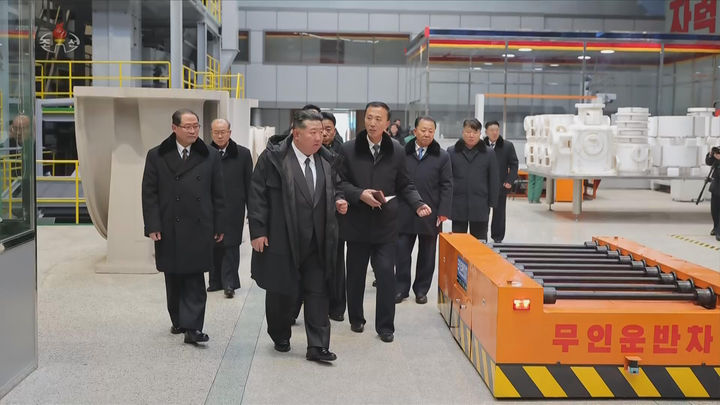 [서울=뉴시스] 북한 조선중앙TV는 김정은 국무위원장이 19일 함경남도 용성기계연합기업소에서 열린 '용성기계연합기업소 1단계 개건현대화대상 준공식'에 참석했다고 20일 보도했다. 이곳은 북한에서 '어머니 공장'으로 불리는 산업설비 생산공장이다. (사진=조선중앙TV 캡처) 2026.01.20. photo@newsis.com *재판매 및 DB 금지