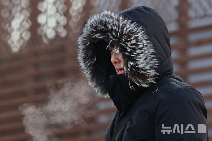 [서울=뉴시스] 권창회 기자 = 서울 날씨가 영하 13도까지 내려가는 등 전국에 강추위가 내려진 20일 오전 서울 송파구 잠실역 인근에서 시민이 출근하며 입김을 내뿜고 있다. 2026.01.20. kch0523@newsis.com