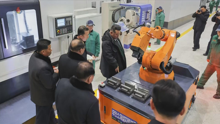 [서울=뉴시스] 북한 조선중앙TV는 김정은 국무위원장이 19일 함경남도 용성기계연합기업소에서 열린 '용성기계연합기업소 1단계 개건현대화대상 준공식'에 참석했다고 20일 보도했다. 이곳은 북한에서 '어머니 공장'으로 불리는 산업설비 생산공장이다. (사진=조선중앙TV 캡처) 2026.01.20. photo@newsis.com *재판매 및 DB 금지