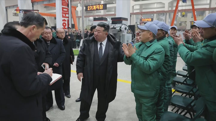 [서울=뉴시스] 북한 조선중앙TV는 김정은 국무위원장이 19일 함경남도 용성기계연합기업소에서 열린 '용성기계연합기업소 1단계 개건현대화대상 준공식'에 참석했다고 20일 보도했다. 이곳은 북한에서 '어머니 공장'으로 불리는 산업설비 생산공장이다. (사진=조선중앙TV 캡처) 2026.01.20. photo@newsis.com *재판매 및 DB 금지