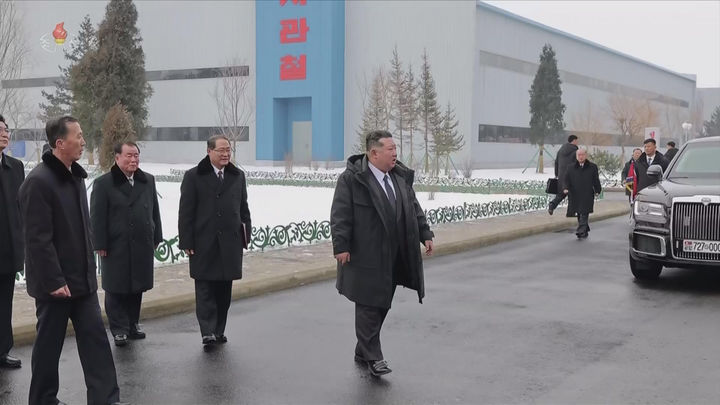 [서울=뉴시스] 북한 조선중앙TV는 김정은 국무위원장이 19일 함경남도 용성기계연합기업소에서 열린 '용성기계연합기업소 1단계 개건현대화대상 준공식'에 참석했다고 20일 보도했다. 이곳은 북한에서 '어머니 공장'으로 불리는 산업설비 생산공장이다. (사진=조선중앙TV 캡처) 2026.01.20. photo@newsis.com *재판매 및 DB 금지