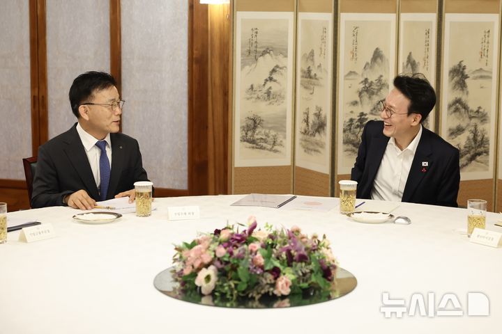 [서울=뉴시스] 김선웅 기자 = 김민석(오른쪽) 국무총리가 20일 서울 종로구 총리공관에서 박상진 산업은행 회장과 면담을 갖고 주요산업 업황 및 우리경제의 성장잠재력 제고를 위한 정책금융 지원 계획에 대한 의견을 교환하고 있다. (사진=총리실 제공) 2026.01.20. photo@newsis.com *재판매 및 DB 금지