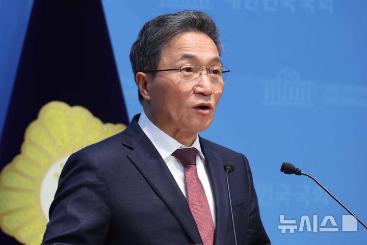 [서울=뉴시스] 조성봉 기자 = 이학재 인천국제공항공사 사장이 20일 오전 서울 여의도 국회 소통관에서 열린 '대통령실의 인천공항공사 불법인사 개입 중단 촉구' 기자회견에서 발언을 하고 있다. 2026.01.20. suncho21@newsis.com