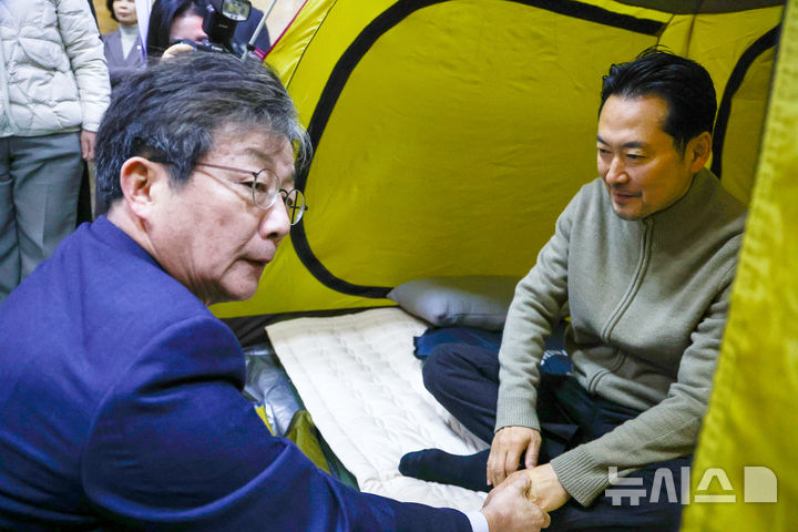[서울=뉴시스] 김명년 기자 = 유승민 전 의원이 20일 오전 서울 여의도 국회 로텐더홀에서 통일교·공천헌금 '쌍특검'을 요구하며 엿새째 단식농성중인 장동혁 국민의힘 대표를 찾아 대화하고 있다. 2026.01.20. kmn@newsis.com