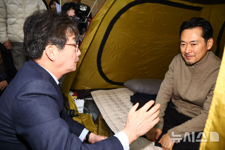 [서울=뉴시스] 김명년 기자 = 유승민 전 의원이 20일 오전 서울 여의도 국회 로텐더홀에서 통일교·공천헌금 '쌍특검'을 요구하며 엿새째 단식농성중인 장동혁 국민의힘 대표를 찾아 대화하고 있다. 2026.01.20. kmn@newsis.com