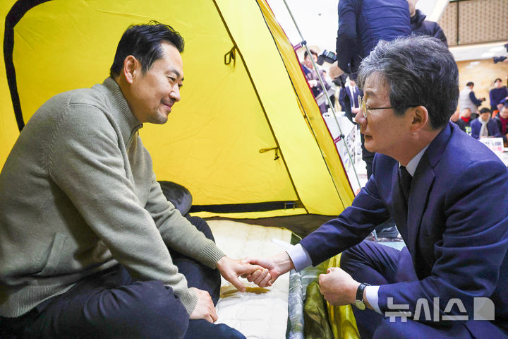유승민, 장동혁 단식장 방문…"하나가 돼 보수 재건의 길 찾아야"