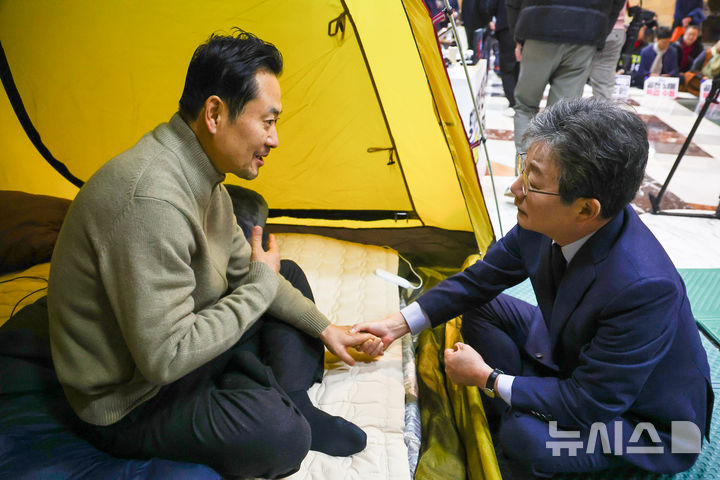 장동혁 단식에 오세훈·유승민·이준석·소장파도 지지…한동훈은 찾아갈까