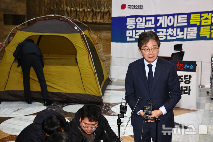 [서울=뉴시스] 김명년 기자 = 유승민 전 의원이 20일 오전 서울 여의도 국회 로텐더홀에서 통일교·공천헌금 '쌍특검'을 요구하며 엿새째 단식농성중인 장동혁 국민의힘 대표와 만난 후 취재진의 질문에 답하고 있다. 2026.01.20. kmn@newsis.com