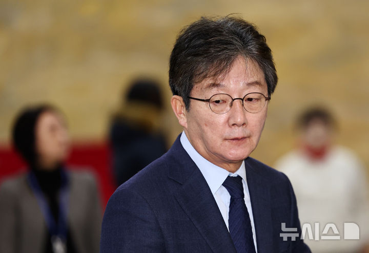 [서울=뉴시스] 김명년 기자 = 유승민 전 의원이 20일 오전 서울 여의도 국회 로텐더홀에서 통일교·공천헌금 '쌍특검'을 요구하며 엿새째 단식농성중인 장동혁 국민의힘 대표와 만난 후 취재진의 질문에 답하고 있다. 2026.01.20. kmn@newsis.com