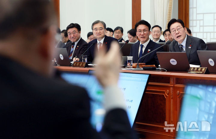 [서울=뉴시스] 고범준 기자 = 이재명 대통령이 20일 청와대에서 열린 국무회의에서 위성락 안보실장 발언을 듣고 있다. 2026.01.20. bjko@newsis.com