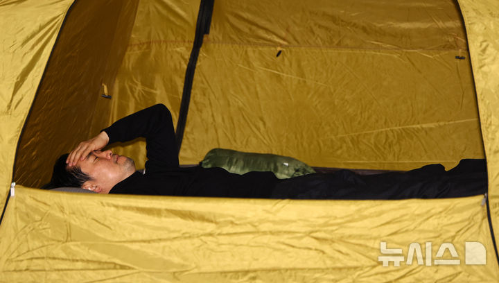 [서울=뉴시스] 김명년 기자 = 통일교·공천헌금 '쌍특검'을 요구하며 엿새째 단식농성중인 장동혁 국민의힘 대표가 20일 오전 서울 여의도 국회 로텐더홀 농성장 텐트에서 누워 있다. 2026.01.20. kmn@newsis.com