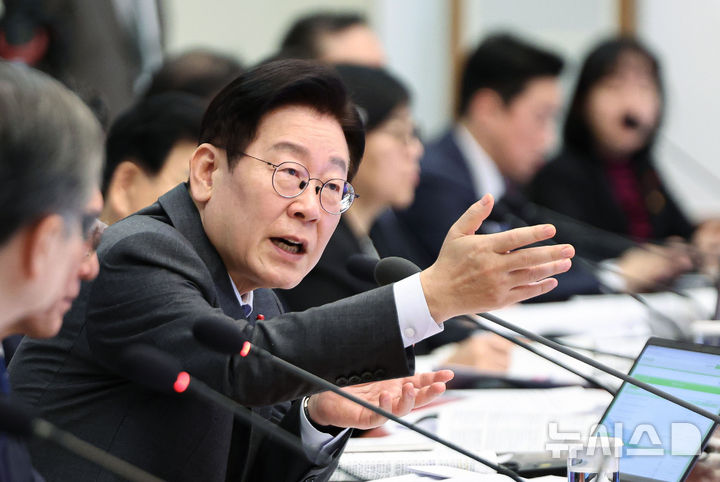 李, '정부가 혈세로 北 노동신문 배포' 주장에 "이런 거짓말도 표현의 자유?"